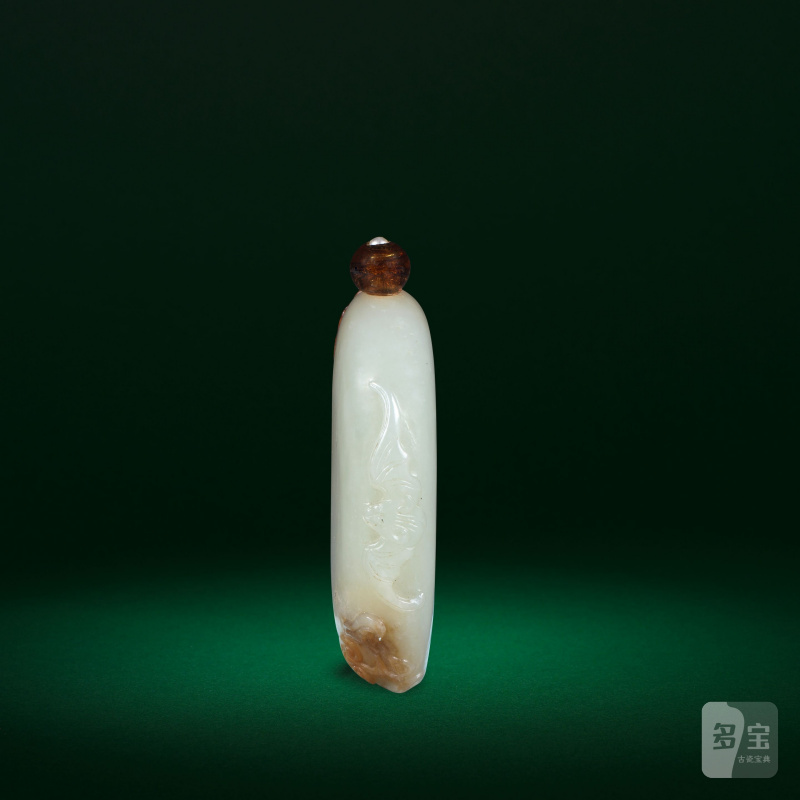 十九世紀 青玉帶皮巧雕蝙蝠靈芝紋鼻煙壺 | A PALE GREEN AND RUSSET JADE 'BAT AND LINGZHI' SNUFF BOTTLE - 图2